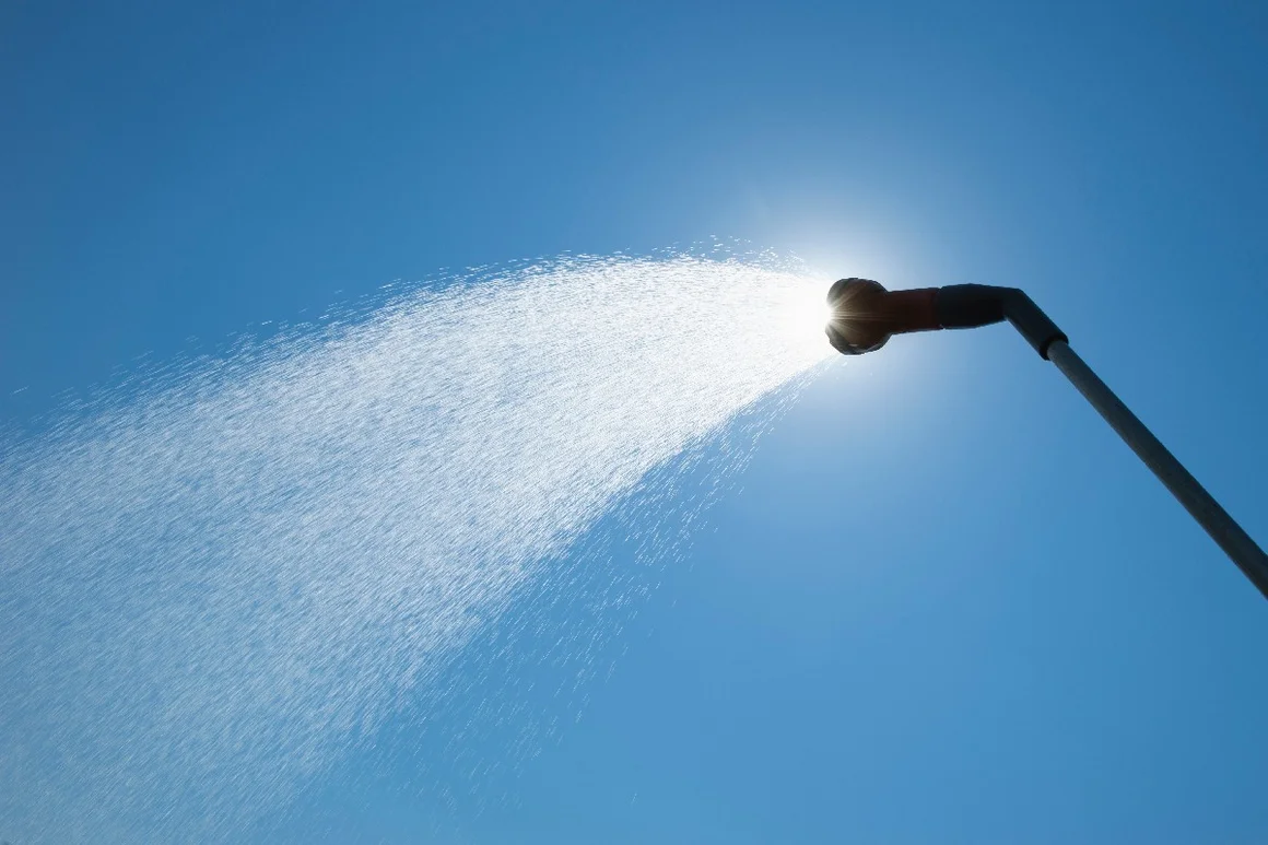 Gartenschlauch sprüht Wasser